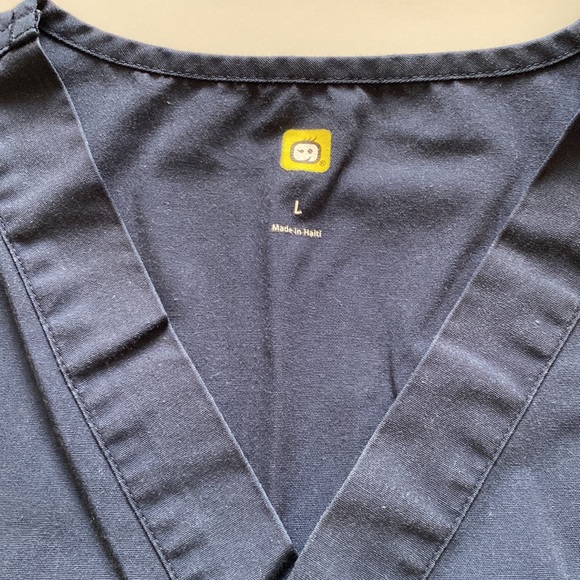 Large navy scrub top - Picture 5 of 5